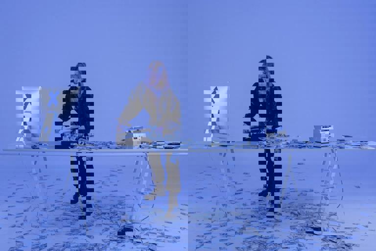 Sgominata banda di falsari: sequestro di migliaia di banconote contraffatte in un laboratorio clandestino